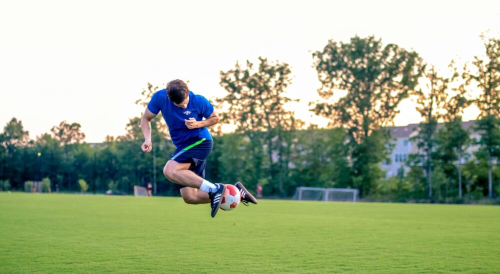 Salute mentale: un ragazzo si allena su un campo da calcio.