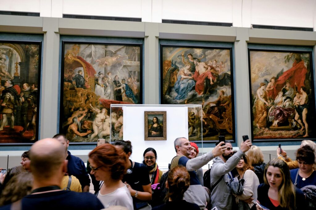 Furto al Louvre: un gruppo di persone guarda le opere della galleria.