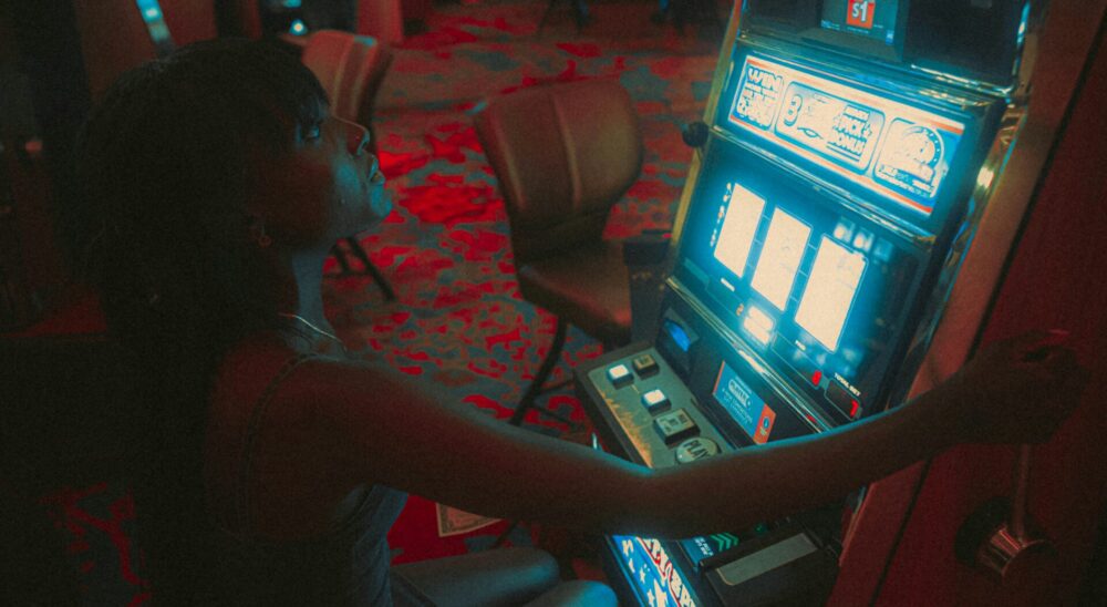 Ludopatia: una ragazza gioca alle slot machine.