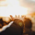 Quaresima, Ramadan: mano che sfiora la luce del sole.