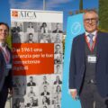 Roberto Ronutti, direttore del Centro Studi Excol, davanti al roll-up AICA al Congresso AICA 2026 a Tavagnacco