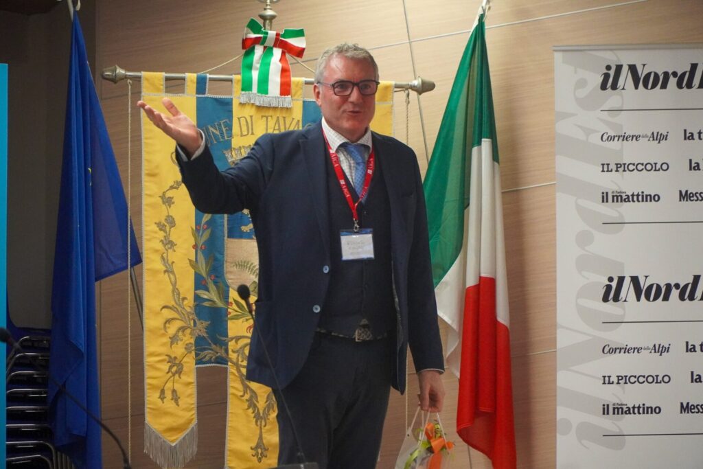 Roberto Ronutti nella Sala Feruglio del Municipio di Tavagnacco
